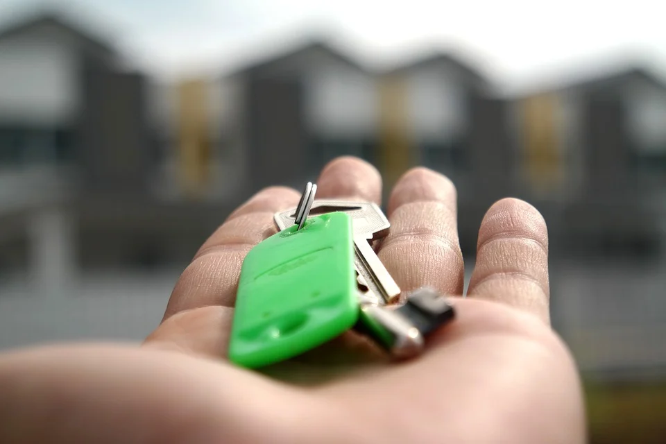 handing-keys-to-new-home-2